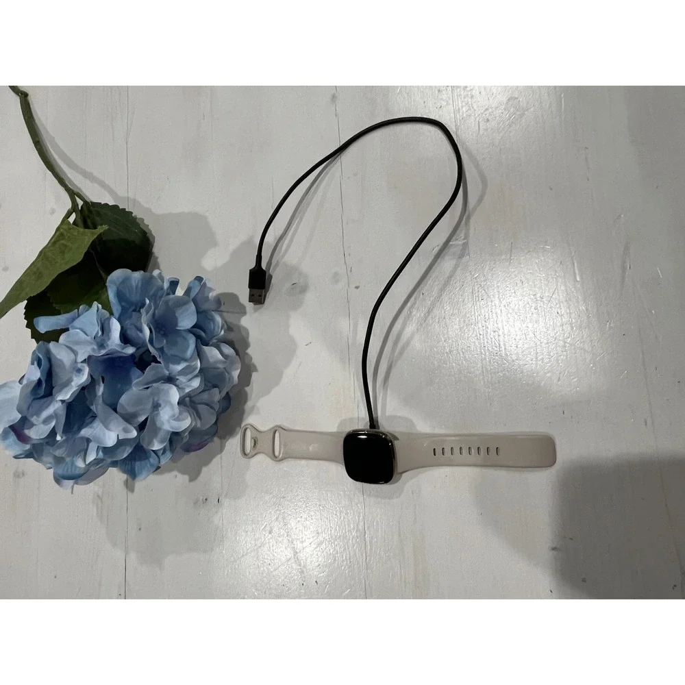 Fitbit Smartwatch‎ GPS Heart Rate Beige Band and charger